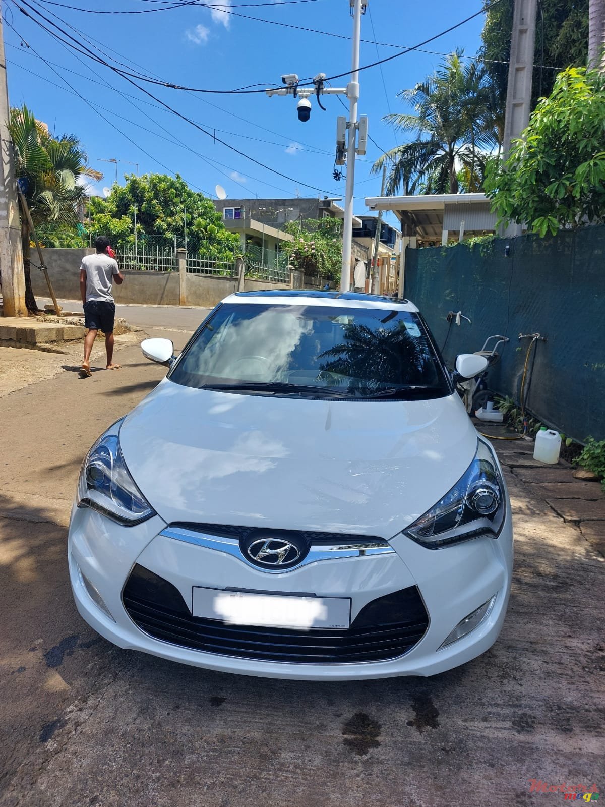 2017' Hyundai Veloster photo #2