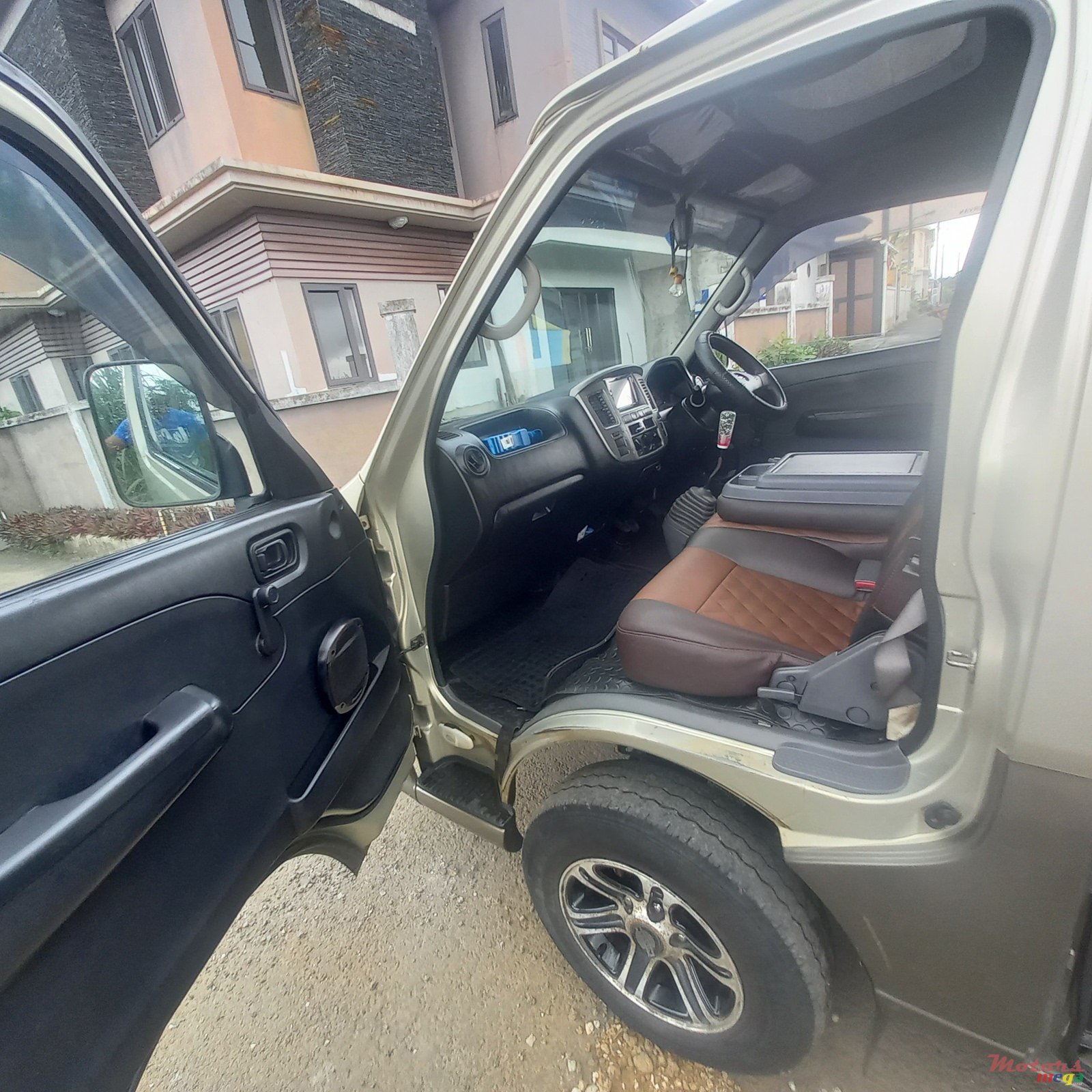 2012' Nissan Urvan photo #7