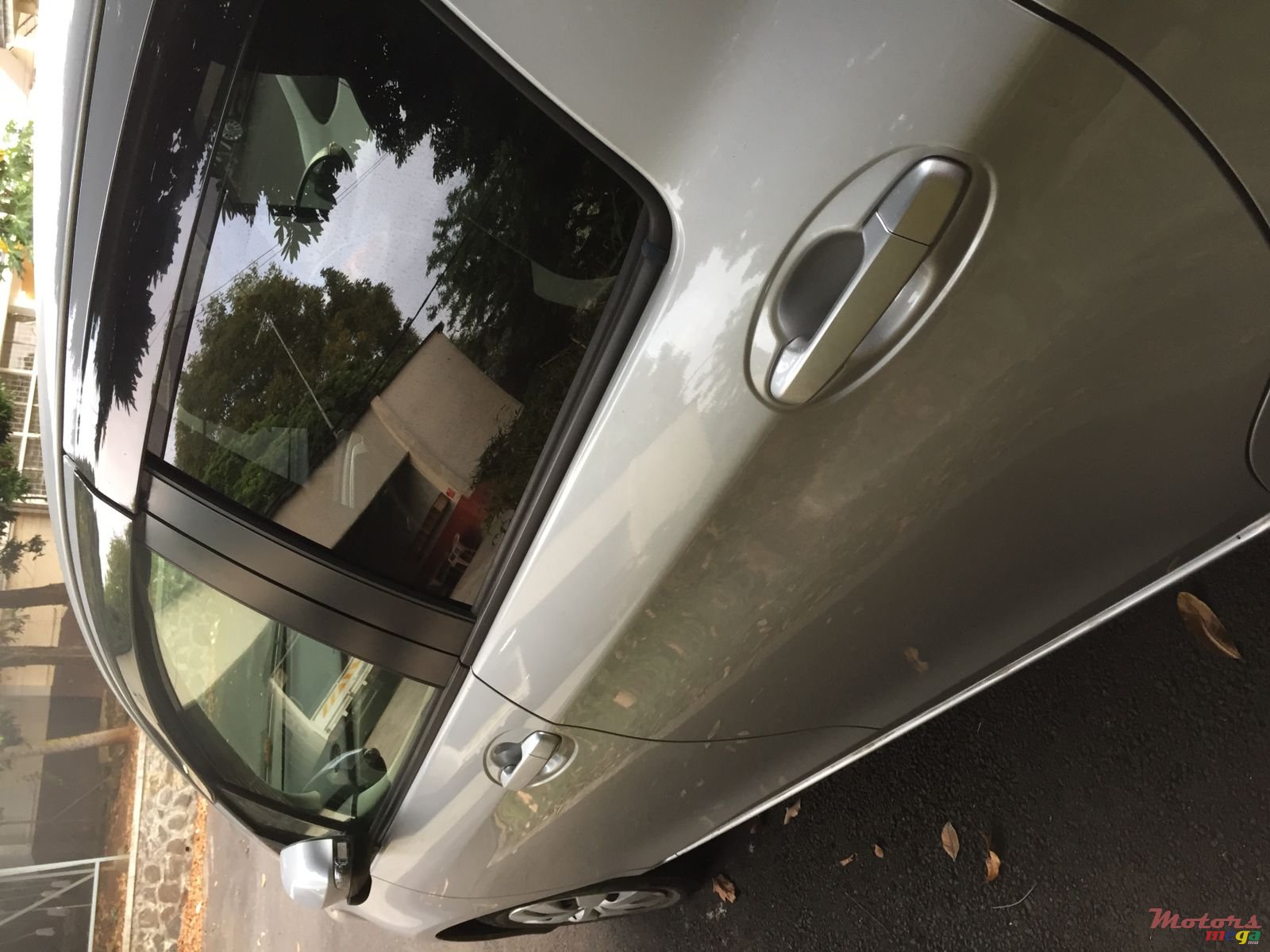 2013' Toyota Vitz photo #2