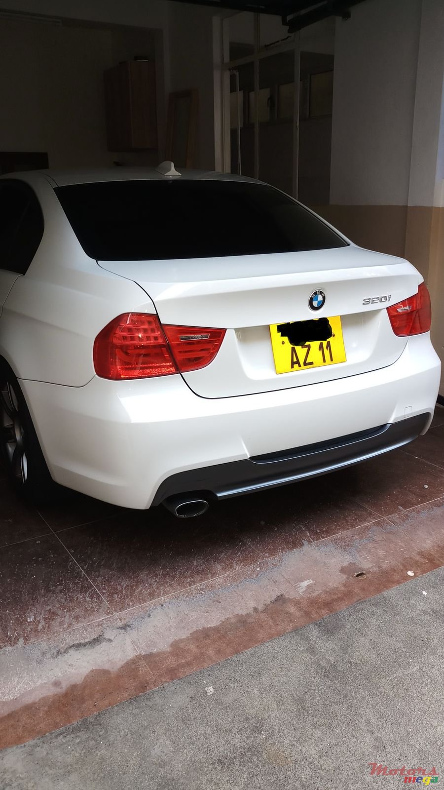 2011' BMW 3 Series photo #2