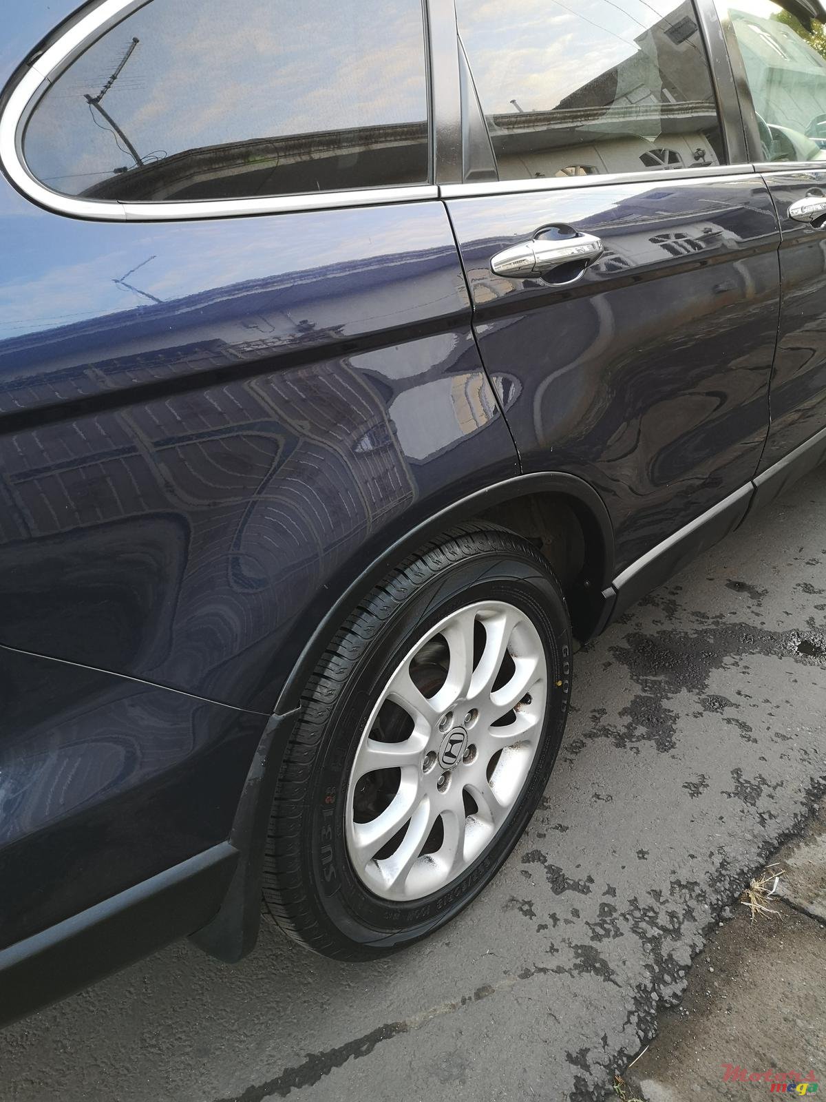 2009' Honda CR-V Executive photo #2