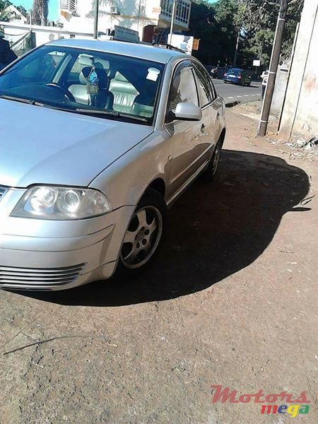 2004' Volkswagen Passat photo #2