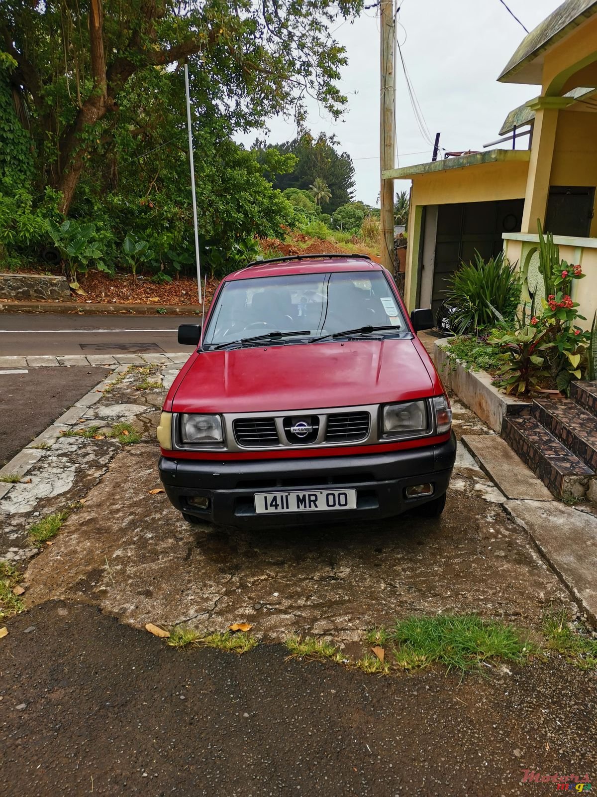 2000' Nissan Hardbody photo #2
