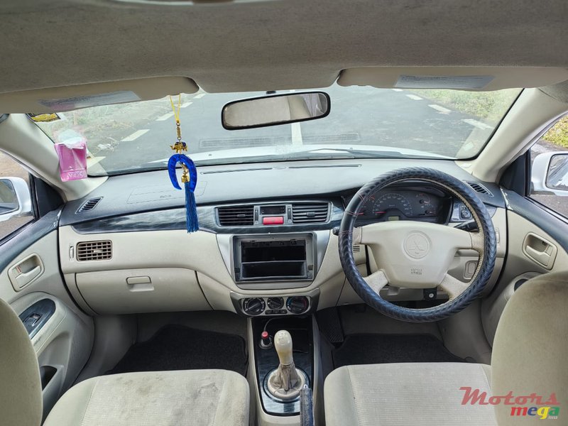 2005' Mitsubishi Lancer photo #7