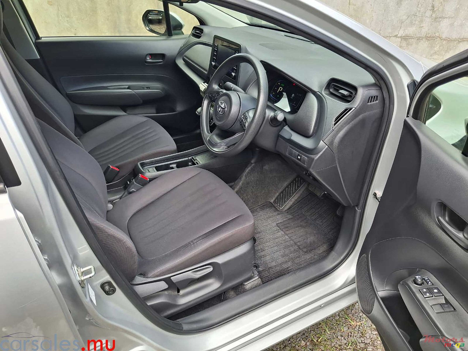 2022' Toyota Aqua 1.5 Hybrid photo #6