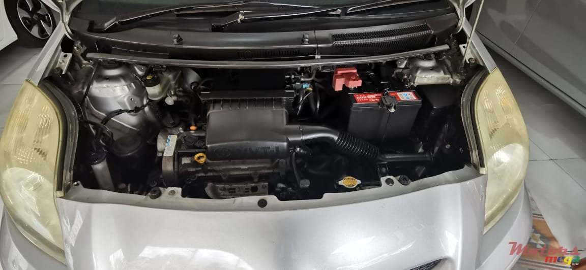 2009' Toyota Vitz photo #2