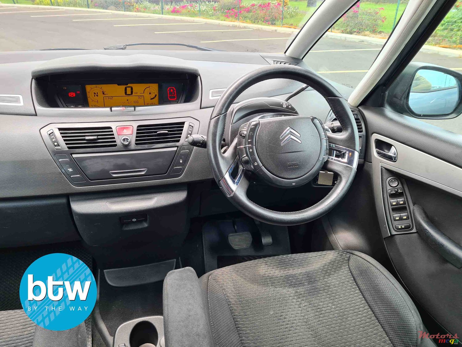 2011' Citroen C4 Picasso photo #5