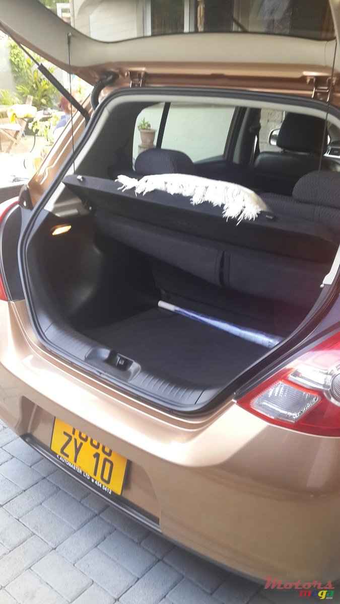 2010' Nissan photo #5