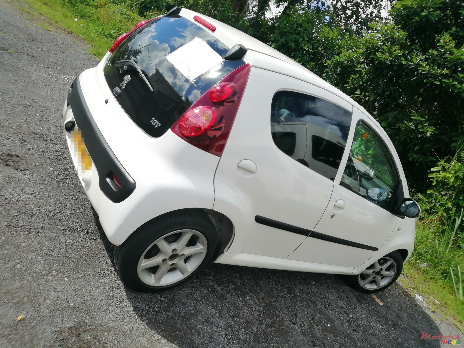 2012' Peugeot 107 photo #3