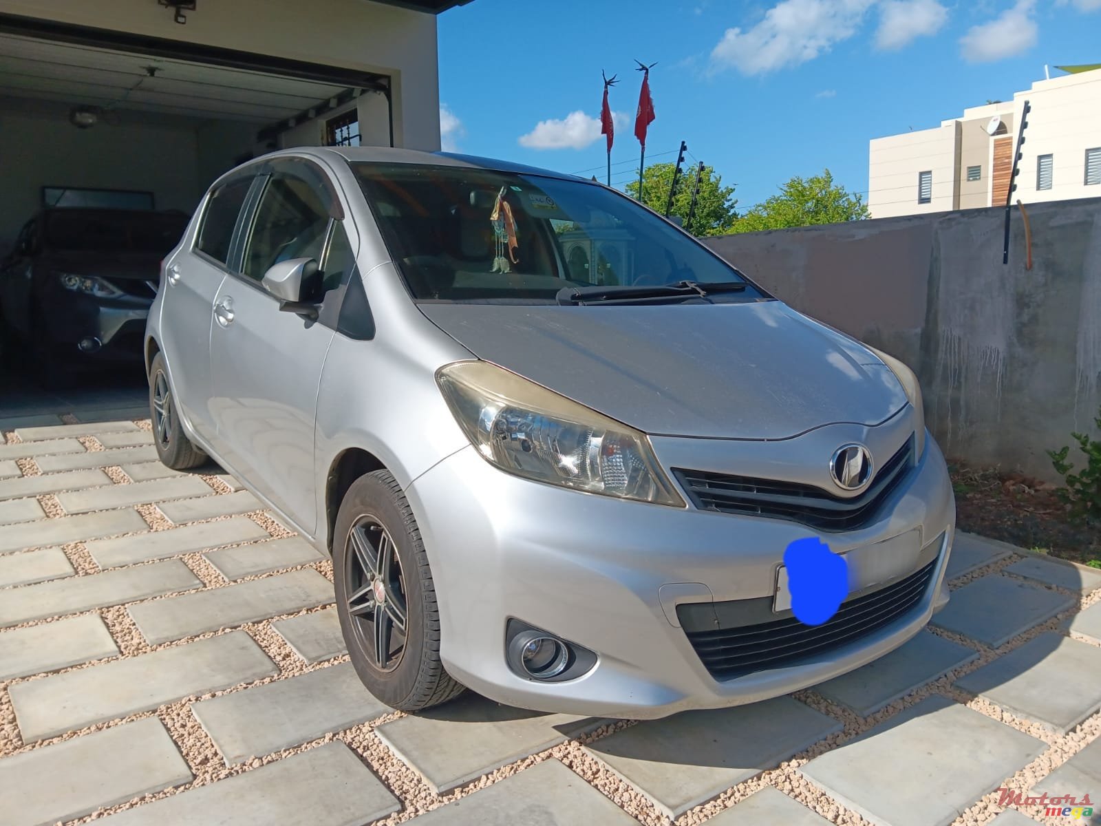 2013' Toyota Vitz photo #1