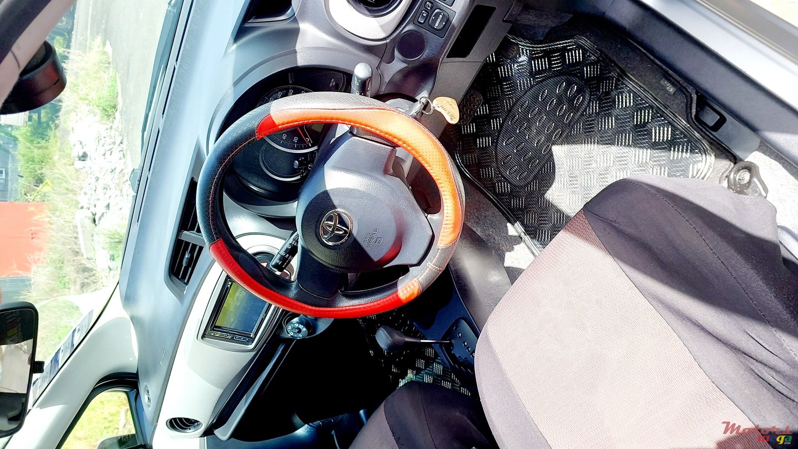 2013' Toyota Vitz photo #4