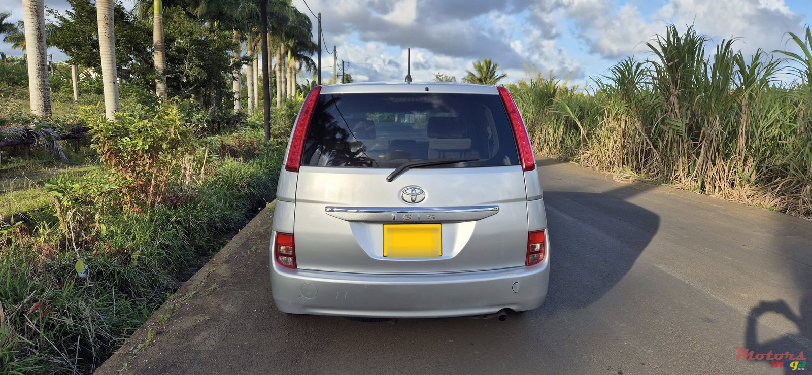 2007' Toyota Isis photo #4