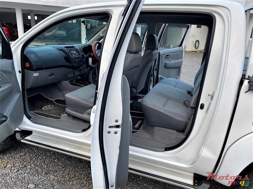 2010' Toyota Hilux Manual 2.5L photo #5