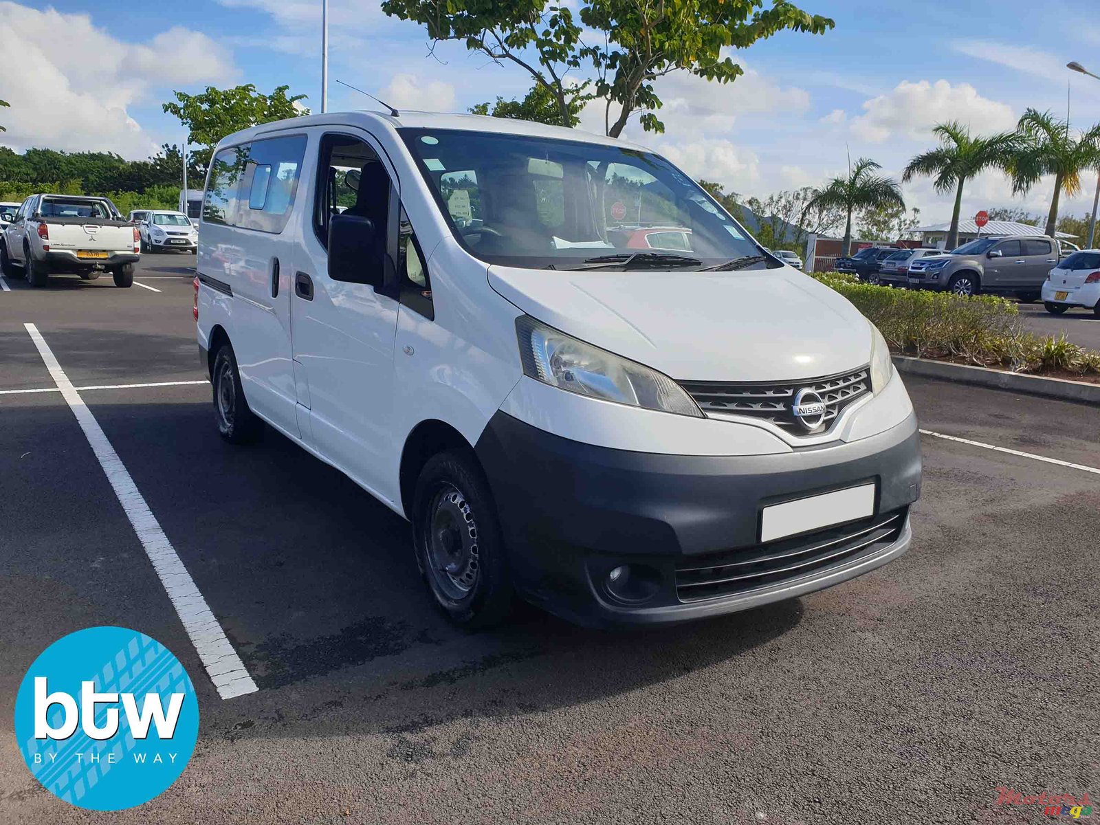 2012' Nissan NV 200 photo #1