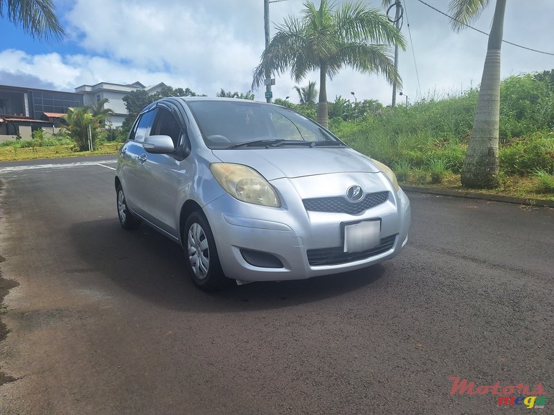 2009' Toyota Vitz photo #2