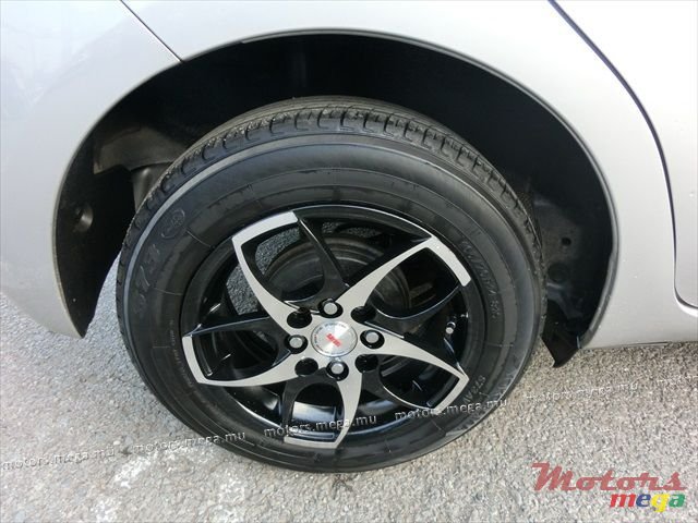 2010' Toyota Yaris photo #3