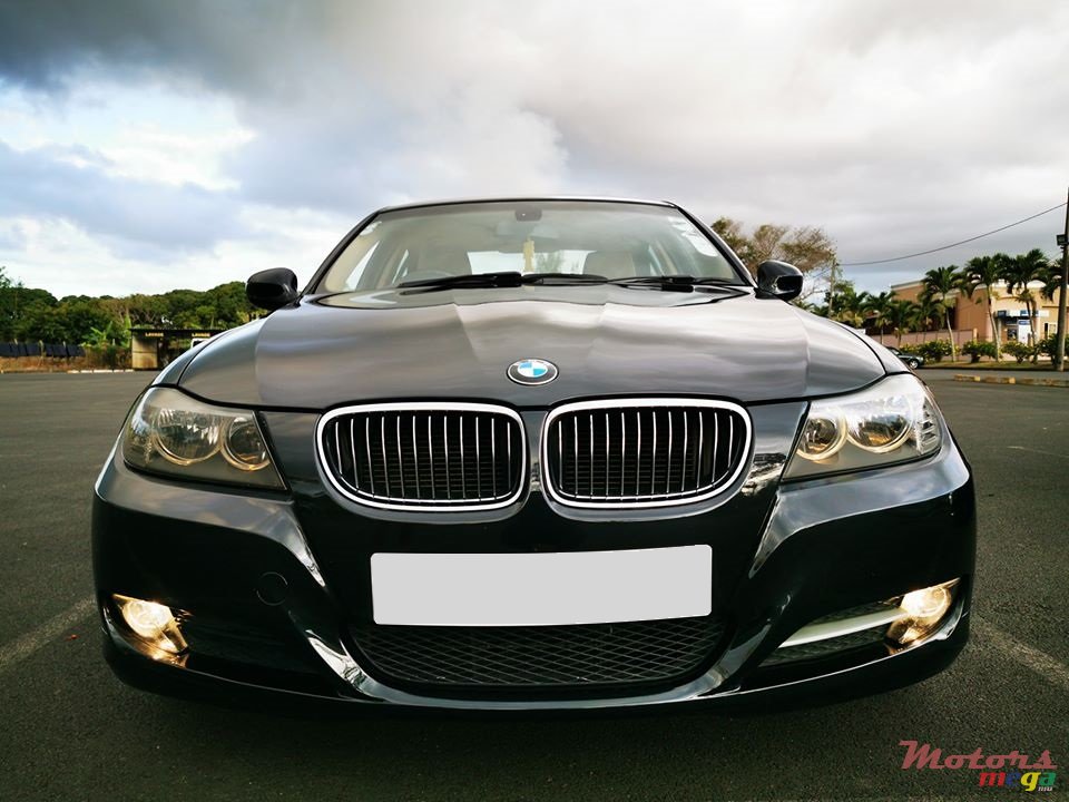 2011' BMW 3 Series 320i photo #1