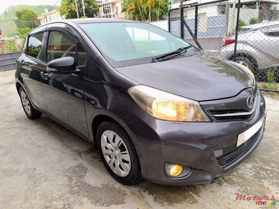 2012' Toyota Vitz photo #7