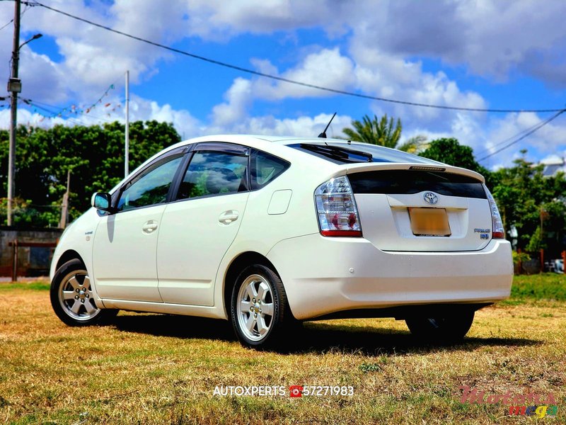 2012' Toyota Prius photo #3