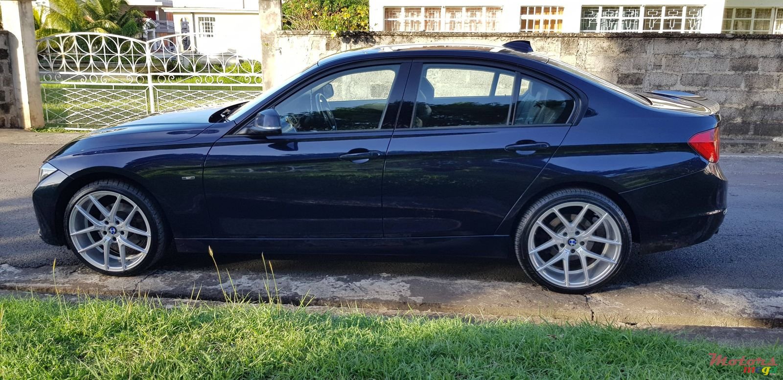 2012' BMW 3 Series photo #2