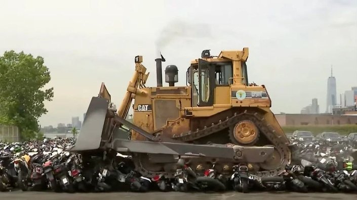 Détruire des motos au bulldozer, la tradition se perpétue à New York