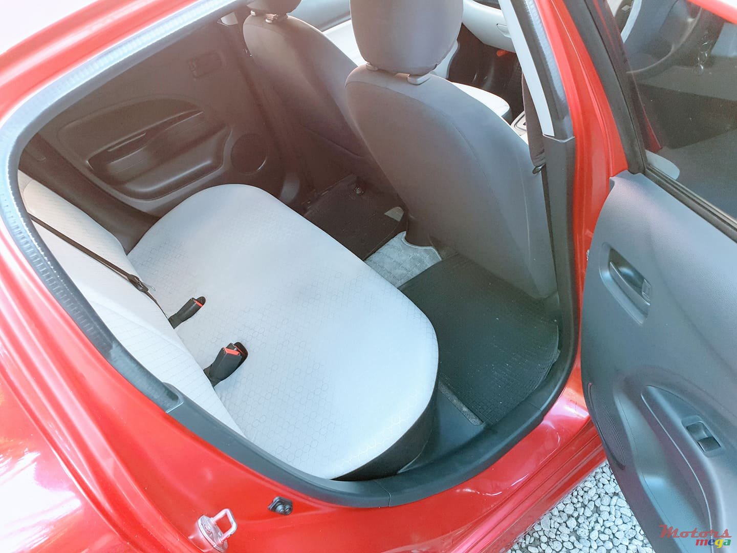 2013' Mitsubishi Mirage photo #5