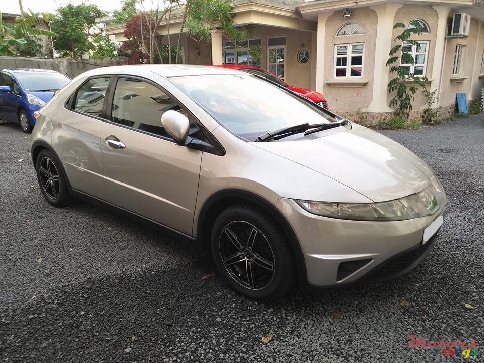 2008' Honda Civic Hatchback photo #2