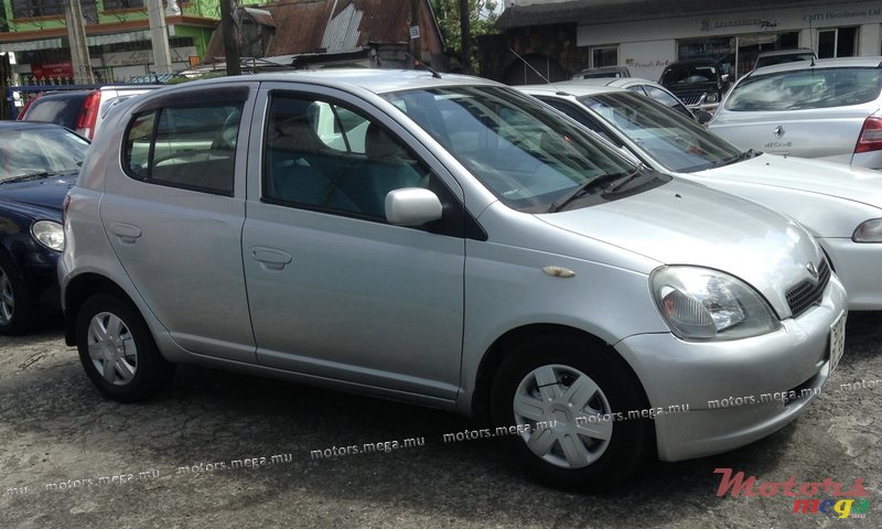1999' Toyota Vitz photo #2
