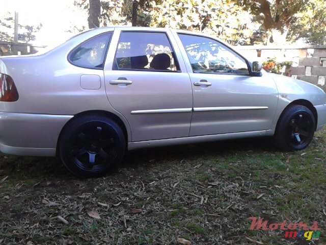 2001' Volkswagen Polo photo #2