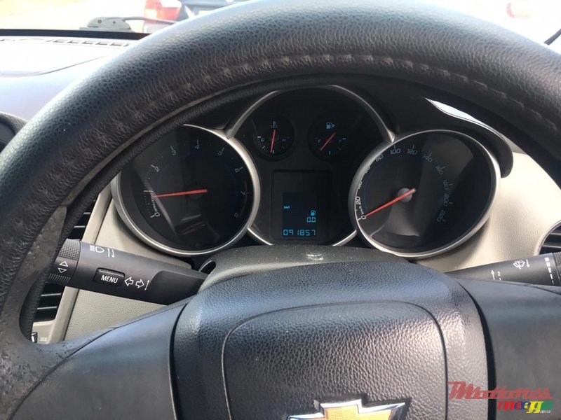 2011' Chevrolet Cruze photo #2
