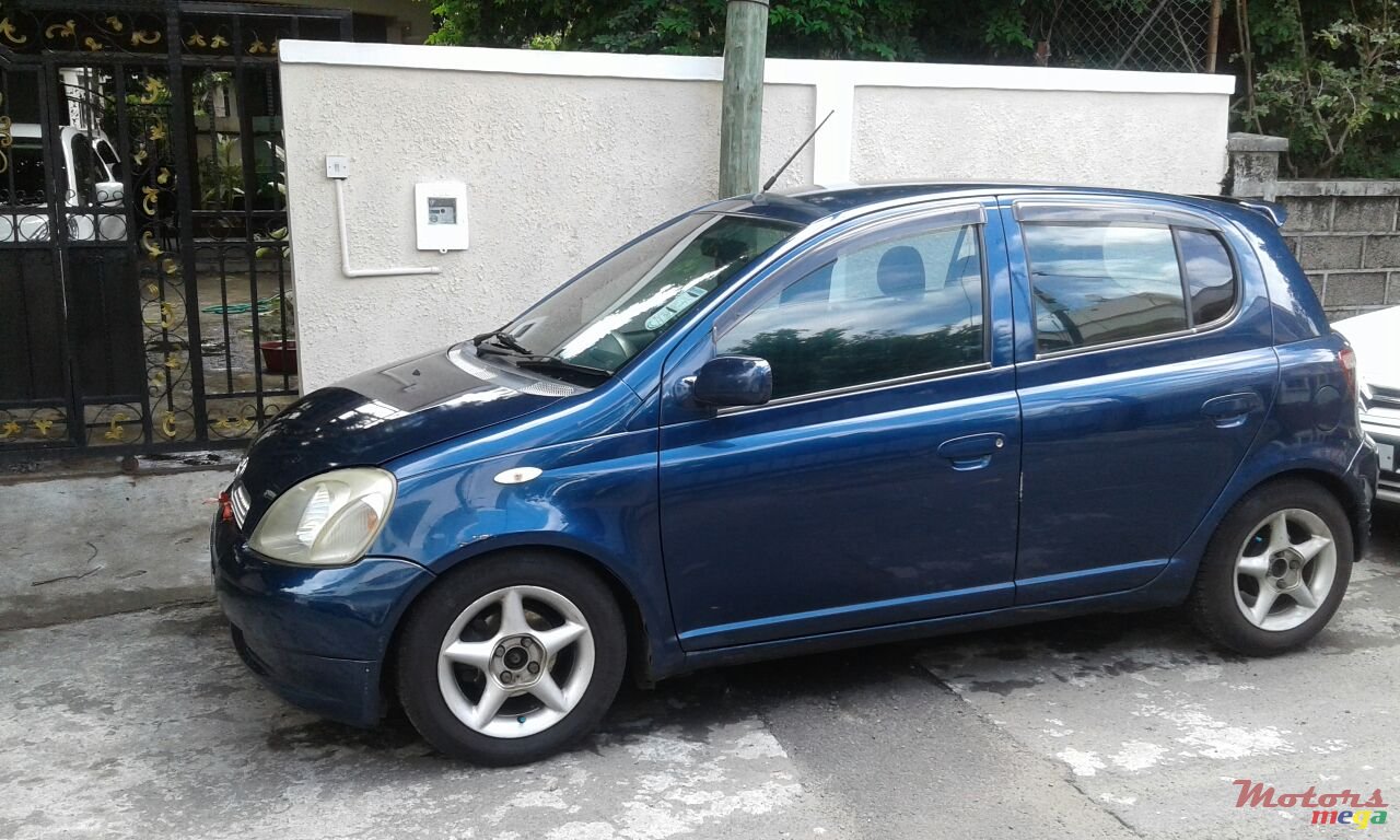 1999' Toyota Vitz photo #1