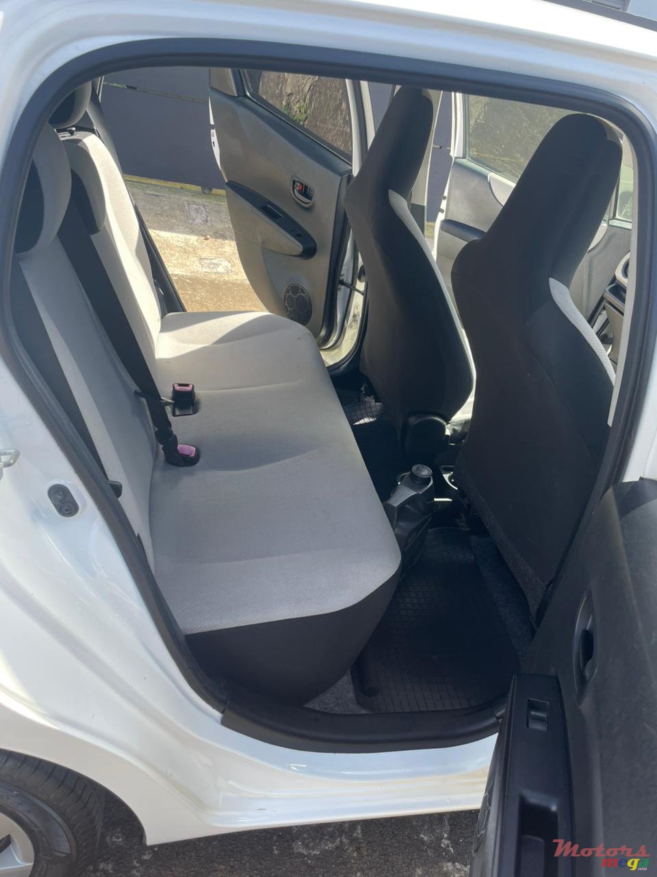 2013' Toyota Vitz photo #4