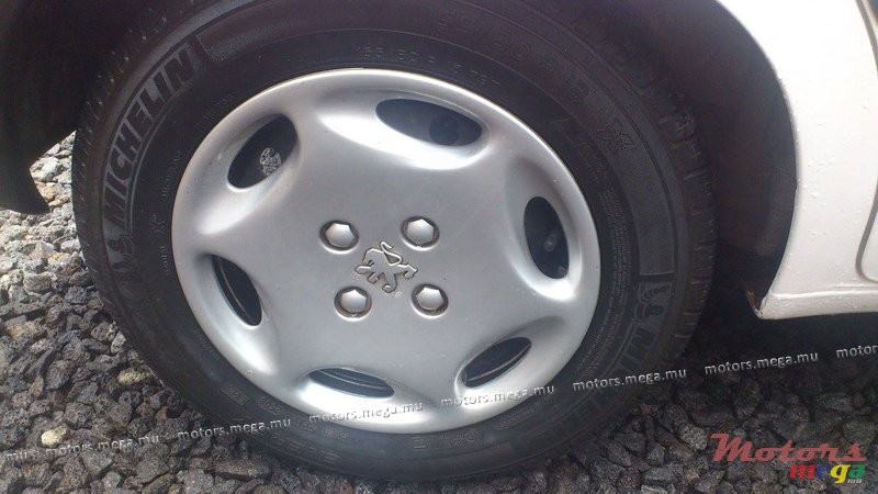 2001' Peugeot 106 Original photo #4
