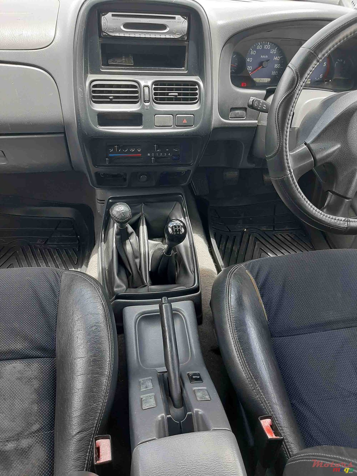 2003' Nissan Hardbody photo #4