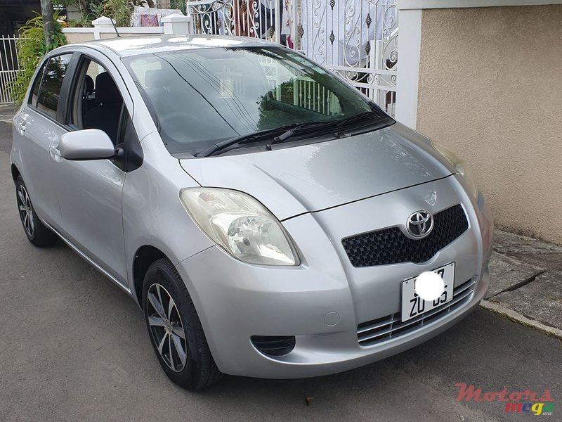 2005' Toyota Vitz photo #1