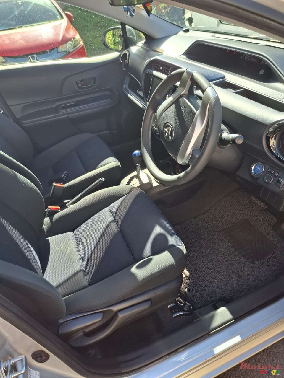 2016' Toyota Aqua photo #5