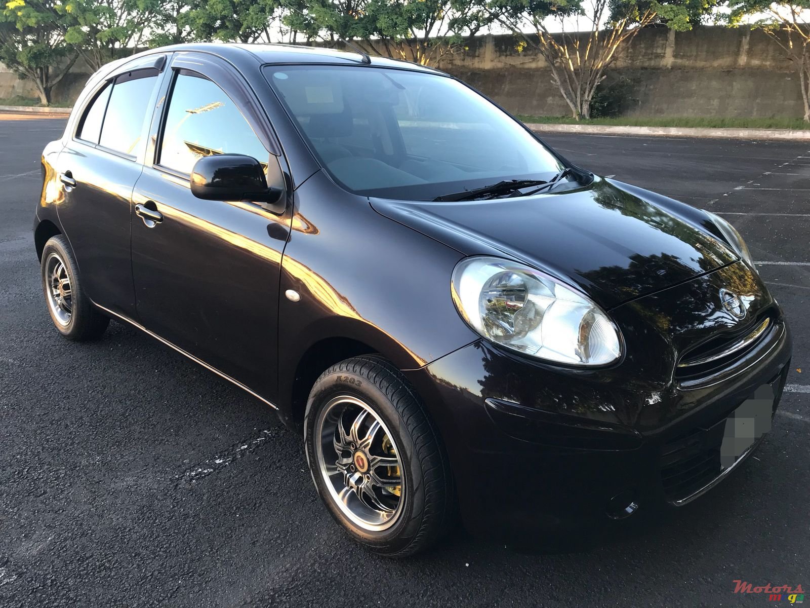 2011' Nissan photo #2