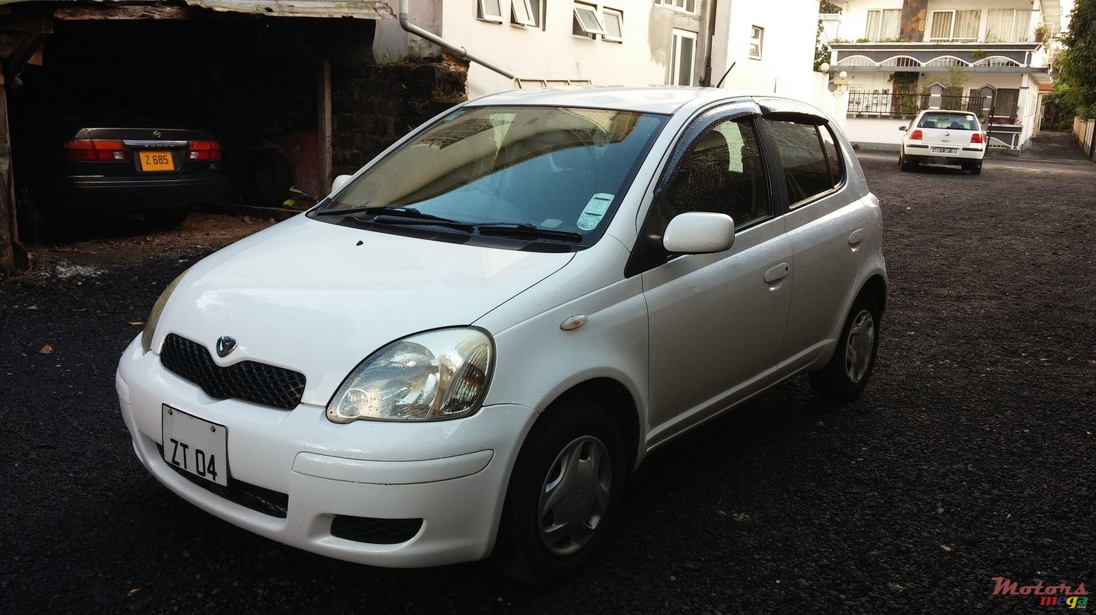 2004' Toyota Vitz photo #1