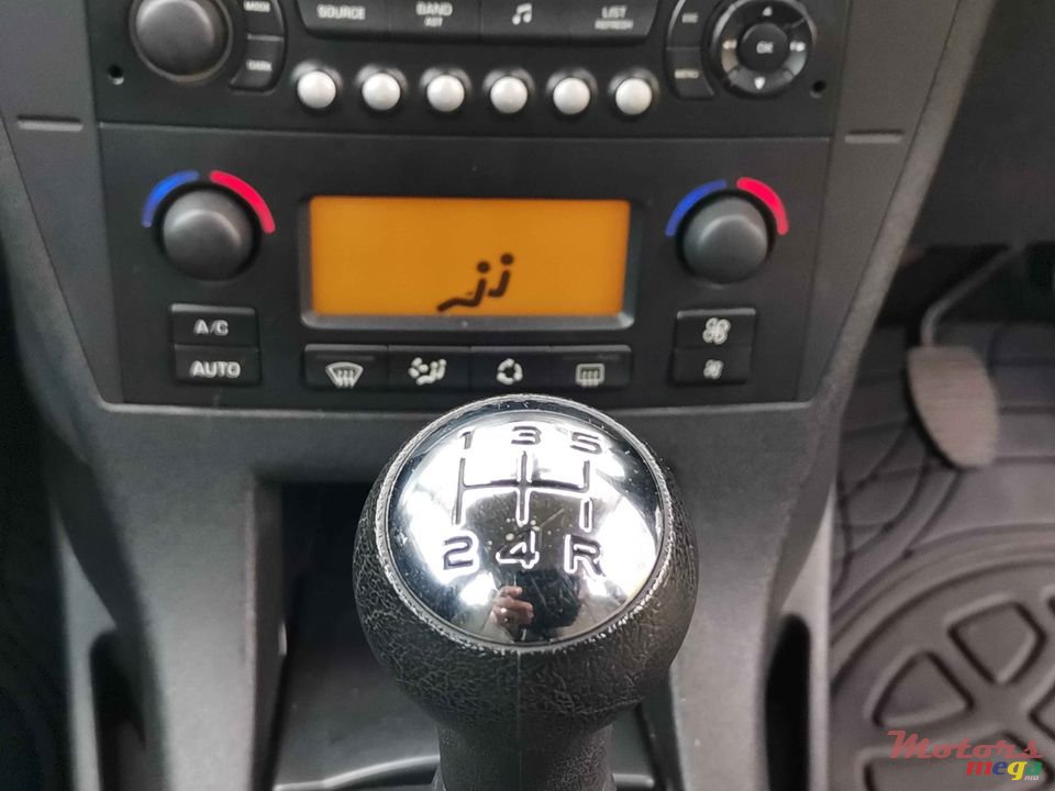 2011' Citroen C4 photo #3