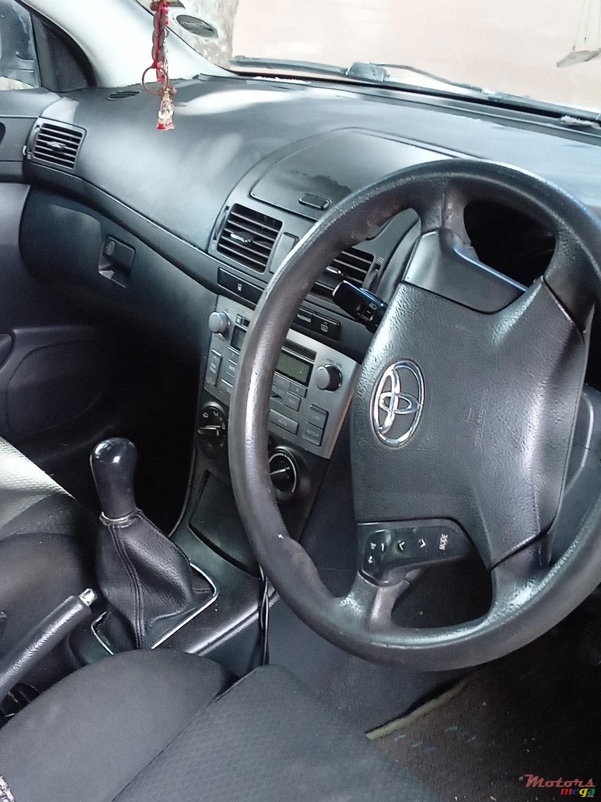 2004' Toyota Avensis Verso photo #2