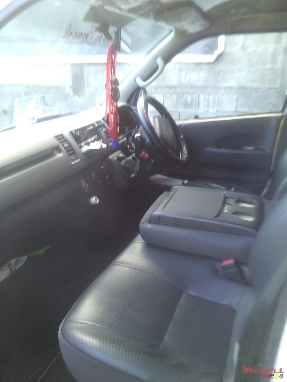 2012' Toyota HiAce photo #4