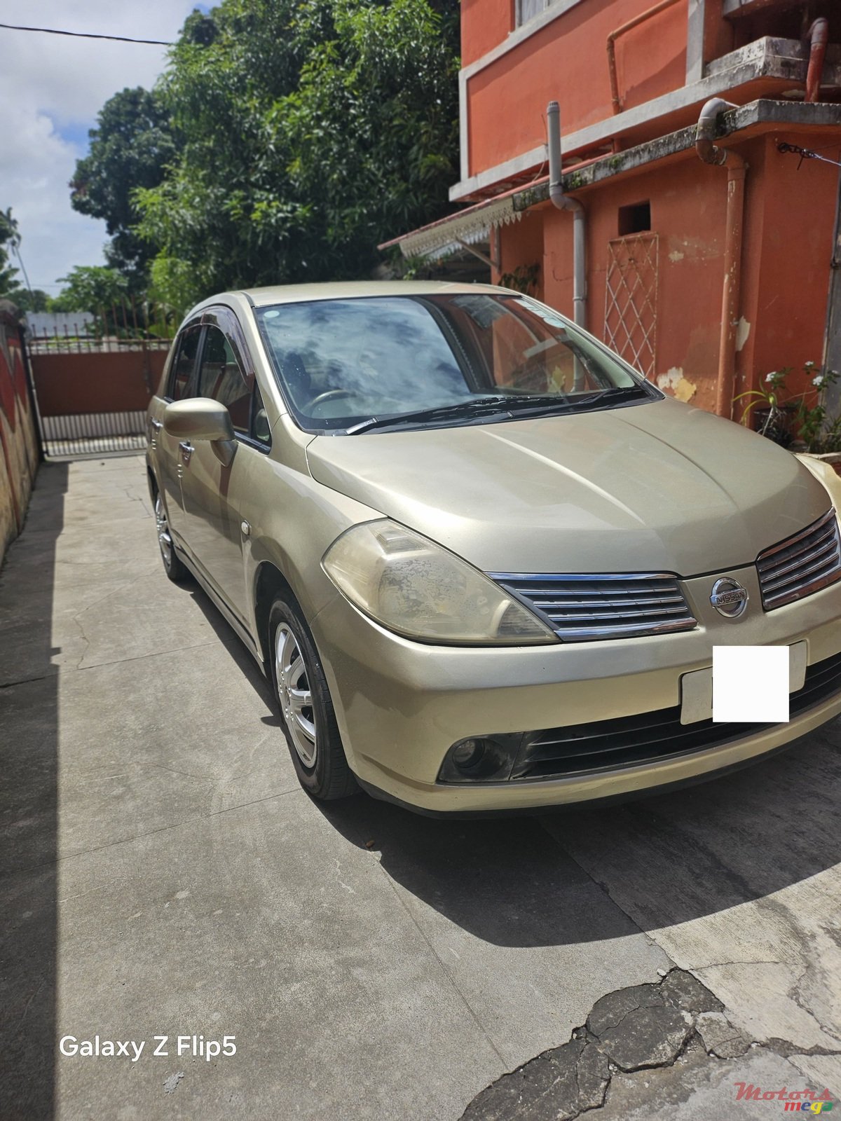 2005' Nissan Tiida photo #2