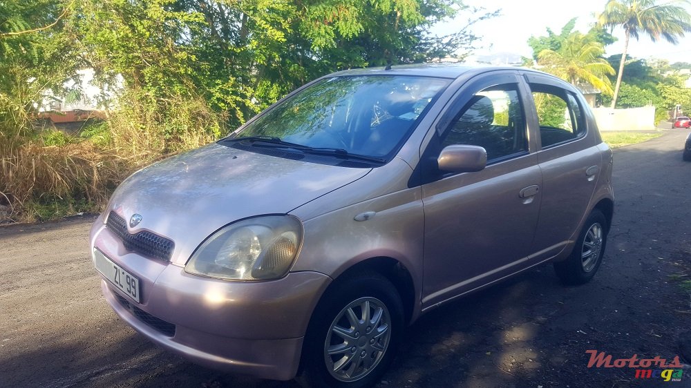 1999' Toyota Vitz photo #1