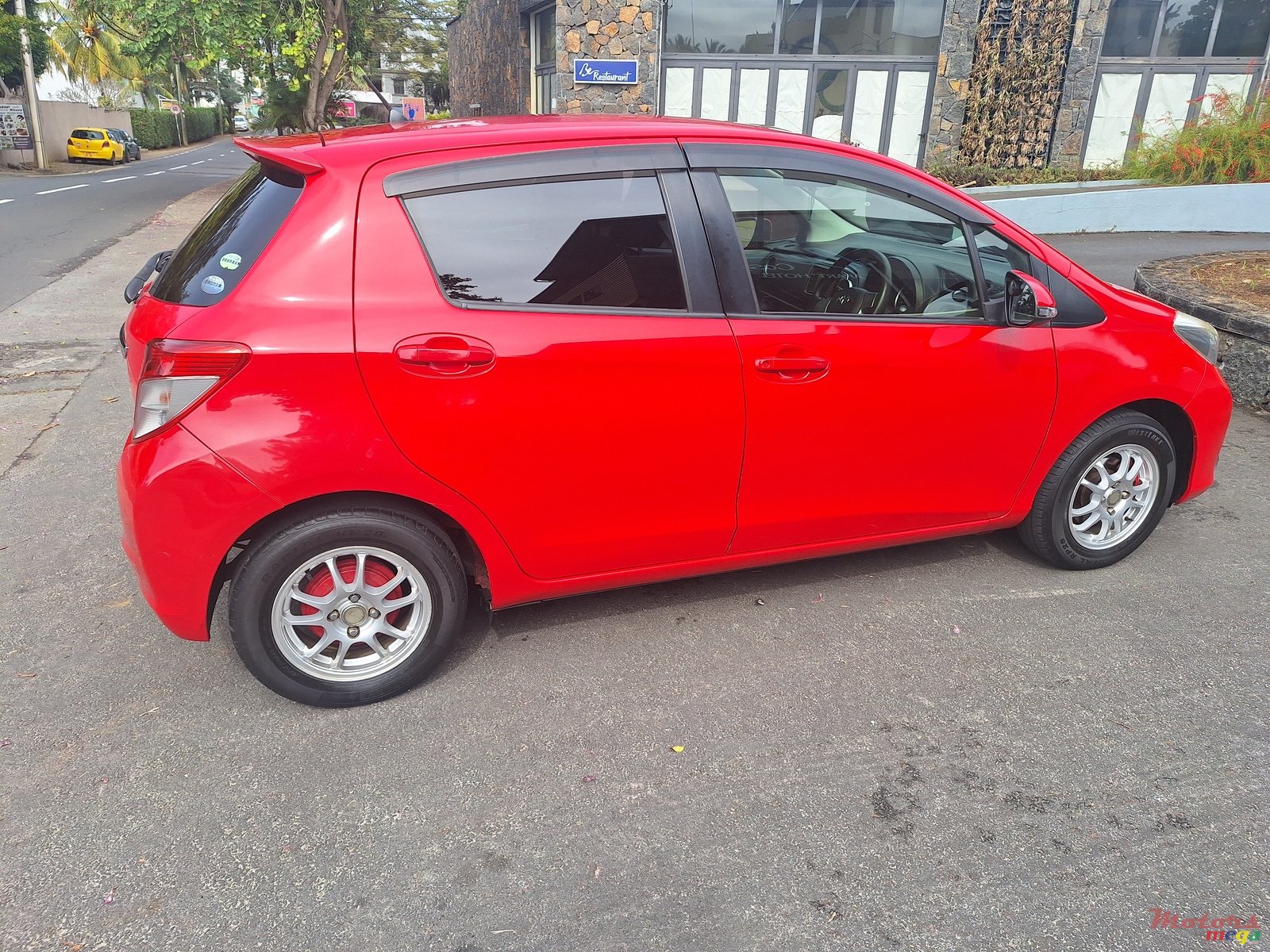 2012' Toyota Vitz photo #2