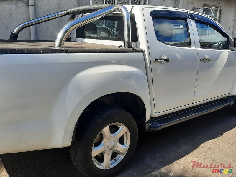 2014' Isuzu D-Max photo #3