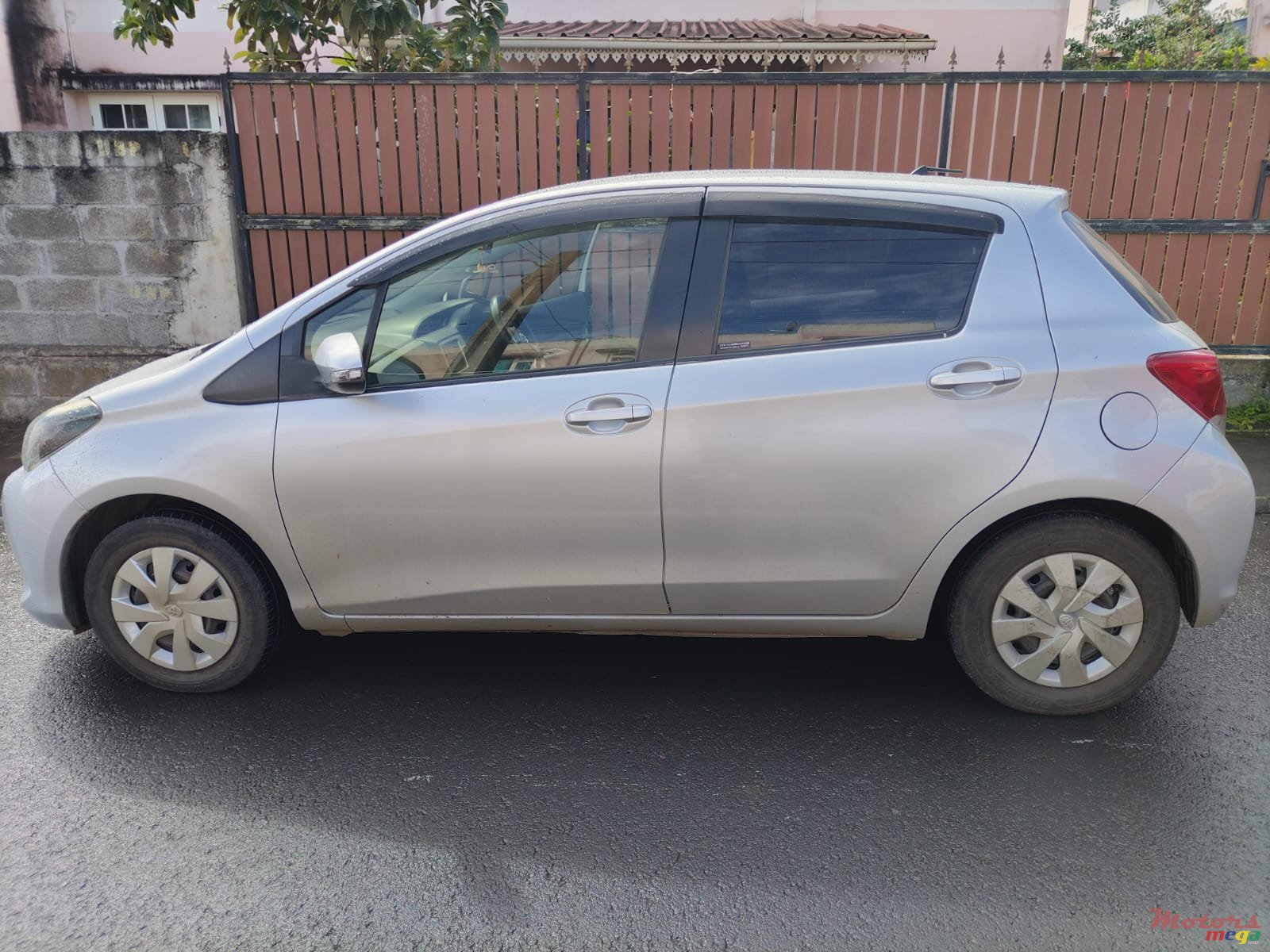 2015' Toyota Vitz photo #1