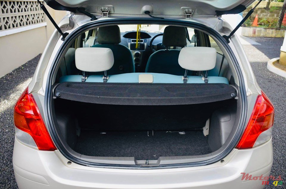 2010' Toyota Vitz photo #2