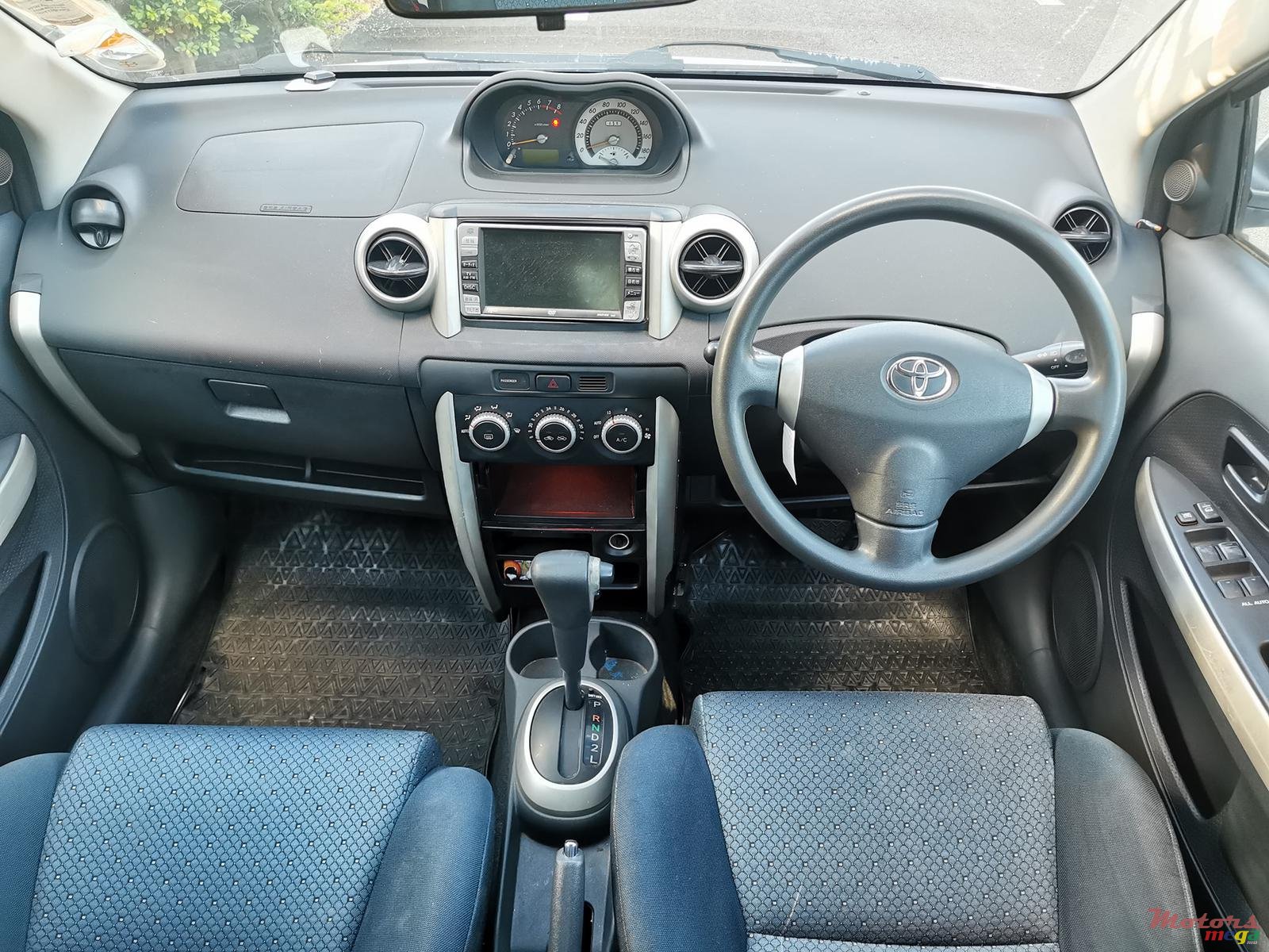 2006' Toyota IST photo #5