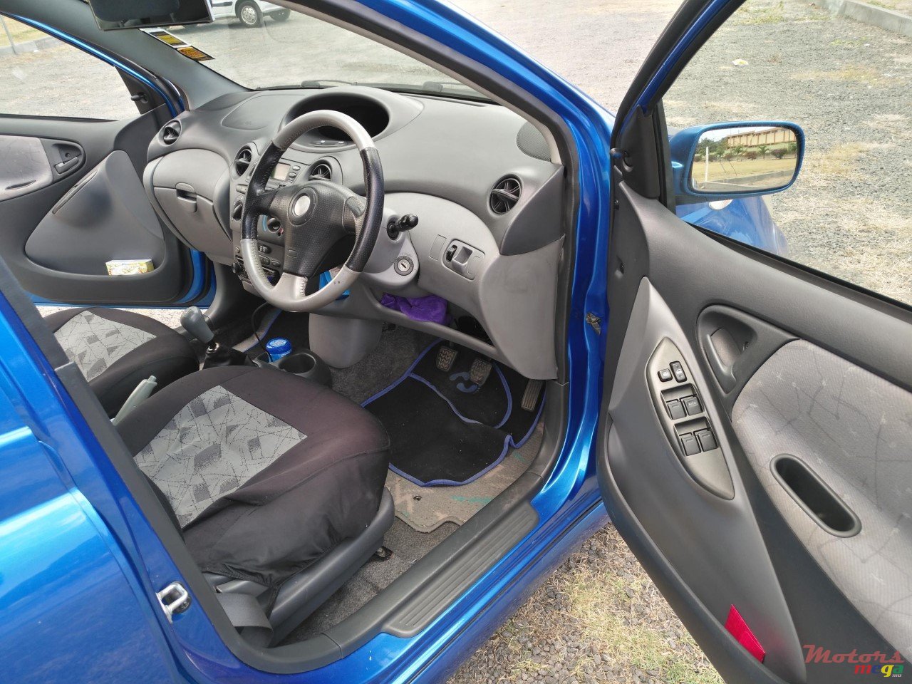 2001' Toyota Vitz photo #5