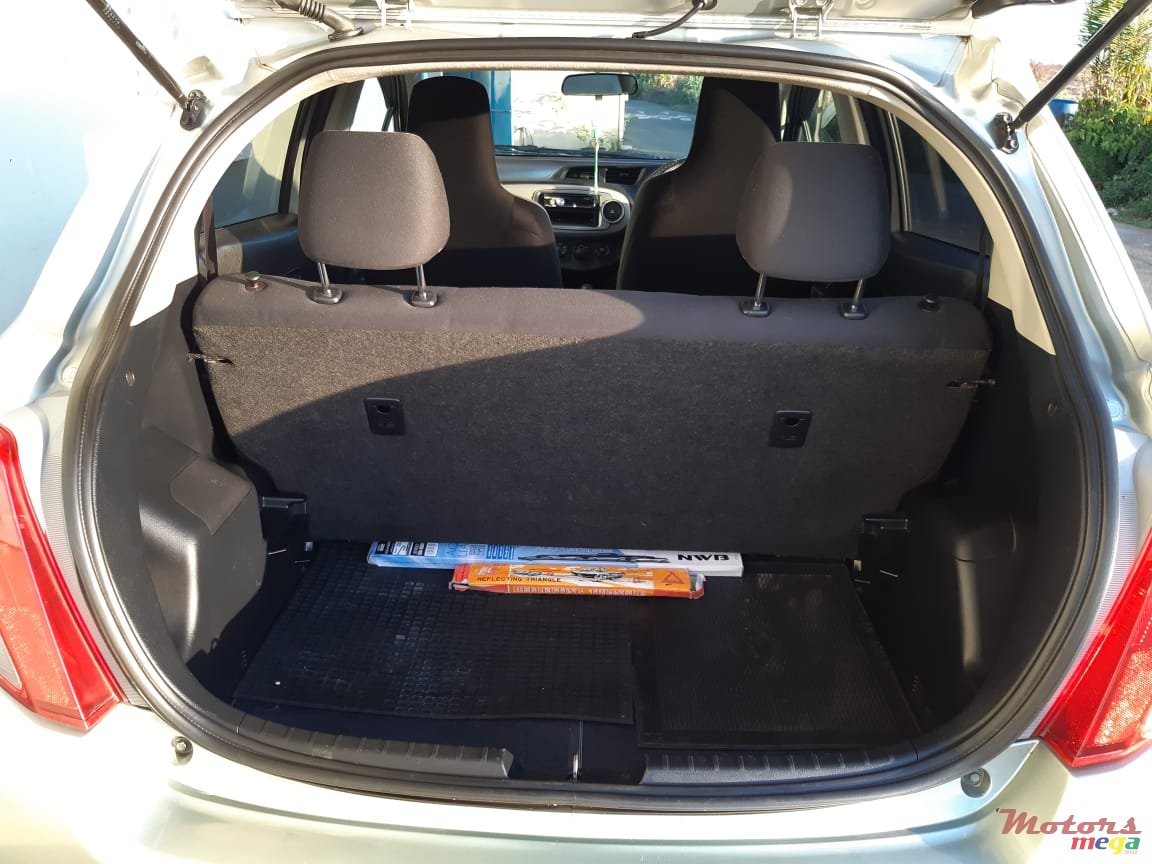 2011' Toyota Vitz Original photo #3